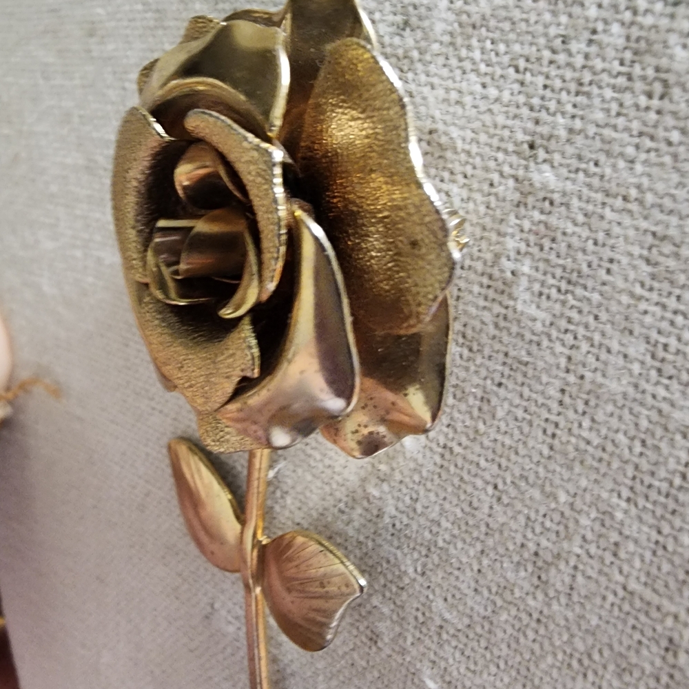 Vintage Ornate Gold Tiered Single Rose Brooch - Picture 6 of 7